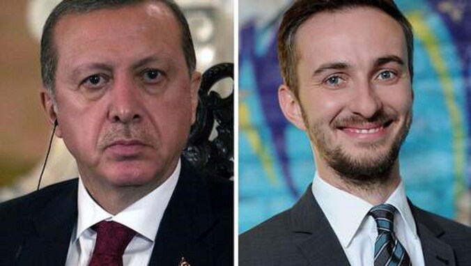 Erdogan (links) heeft in Duitsland onder andere de tv-komiek Jan Böhmermann (rechts) aangeklaagd. Die had in een satirisch gedicht dat hij op tv voorlas het Turkse staatshoofd geitenneuker genoemd.