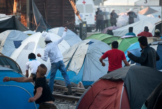 Migranten gooien met stenen naar de politie.