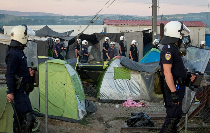 Griekse oproerpolitie bij de rellen in het vluchtelingenkamp bij Idomeni.