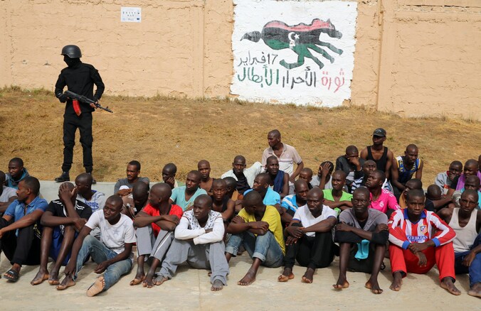 Vluchtelingen in het gesloten centrum Abu Salim in Tripoli tijdens het bezoek van VN-gezant Martin Kobler afgelopen week