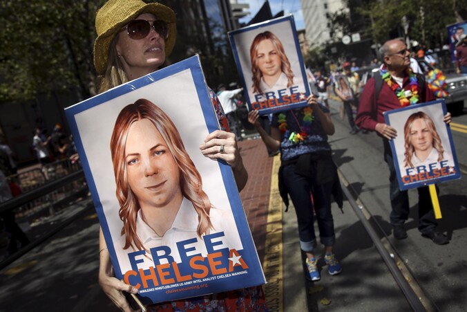 Betogers eisen de vrijlating van WikiLeaks-klokkenluider Chelsea Manning.