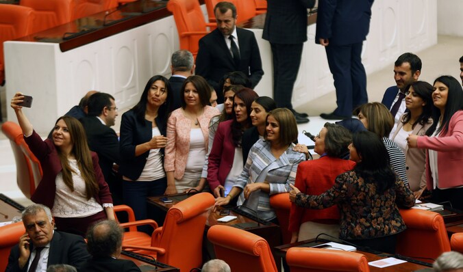 Parlementsleden van de pro-Koerdische HDP-partij nemen een selfie vooraleer ze hun tegenstem uitbrengen.