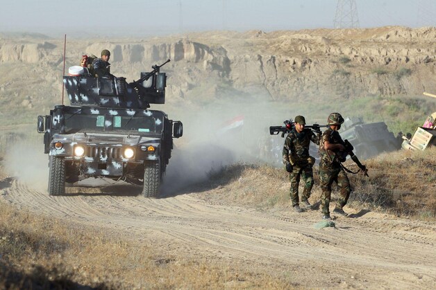 Pro-regeringstroepen trekken naar Fallujah voor een offensief tegen IS.