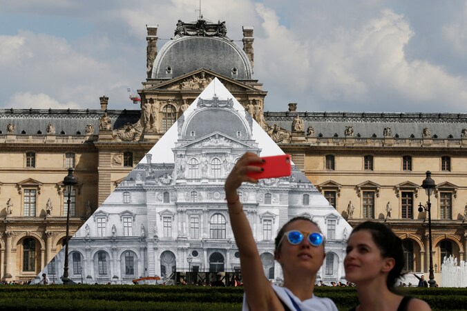 Toeristen voor de ingang van het Louvre in Parijs.