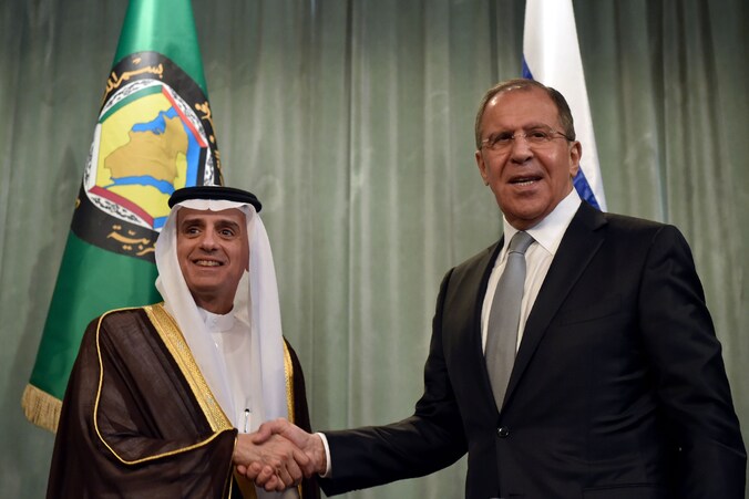 De Russische buitenlandminister Sergej Lavrov (rechts) schudt zijn Saoedische ambtsgenoot Adel al-Jubeir de hand.