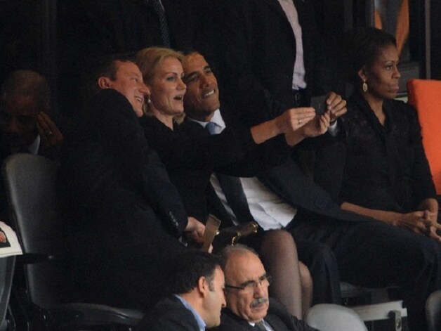 Obama, David Cameron en de Deense eerste minister nemen een selfie op de herdenkingsplechtigheid van Nelson Mandela.