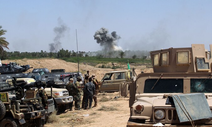 Iraakse regeringstroepen bestoken Fallujah.