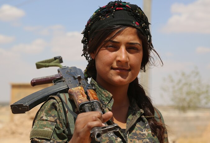 Strijdster van het YPG in de Syrische provincie Raqa.