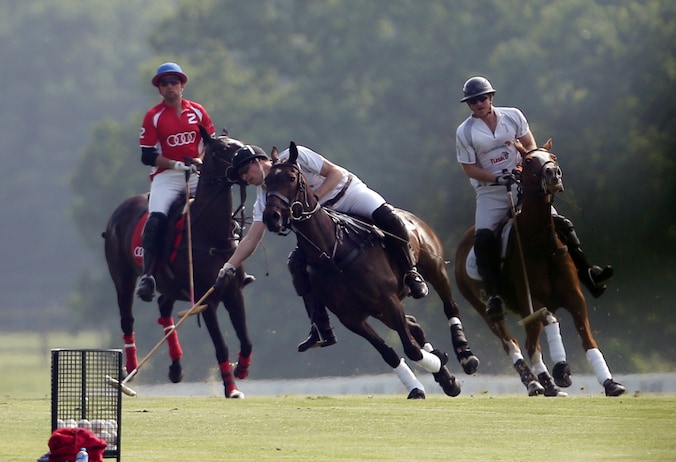 Prins William (in het midden), en prins Harry (rechts) tijdens de polowedstrijd zaterdag.