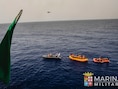 Foto van de Italiaanse kustwacht die boten met migranten oppikt voor de Libische kust.