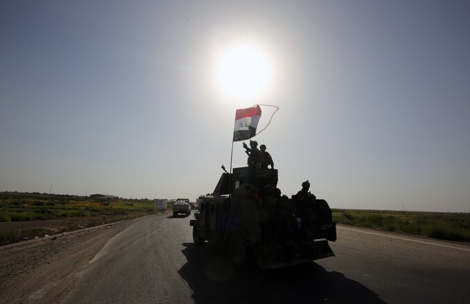 Iraakse troepen rijden richting Fallujah.