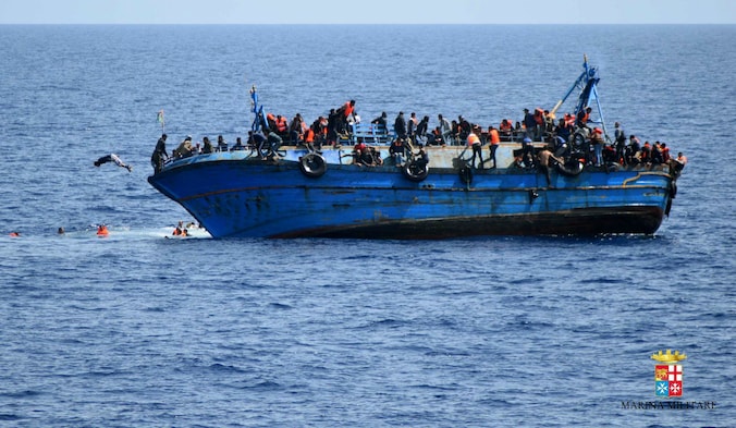 Een boot met vluchtelingen kapseist in de Middellandse Zee.