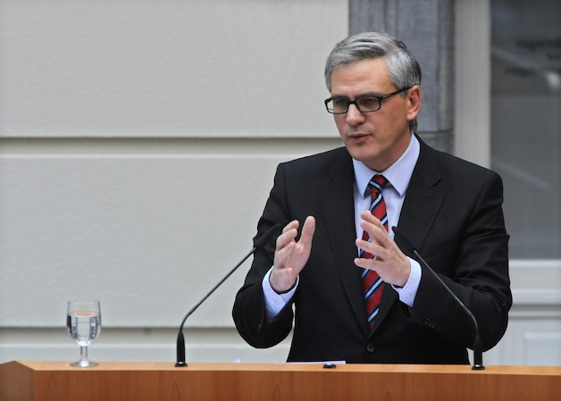 Minister-president Kris Peeters noemt de hele situatie "zeer ernstig" en "verschrikkelijk".