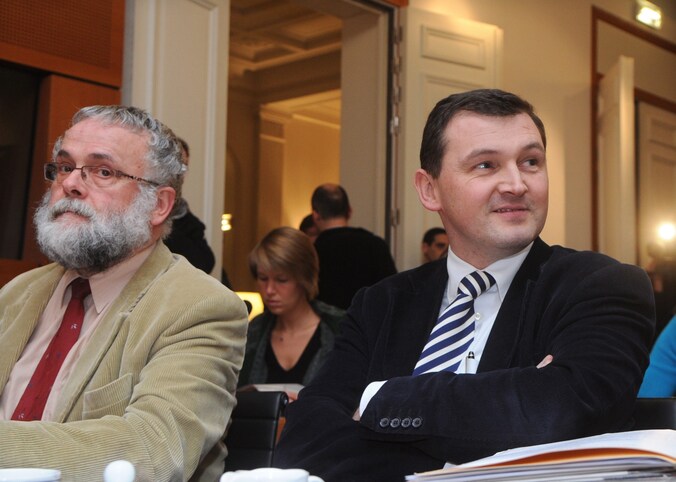 Karl Vanlouwe (r).