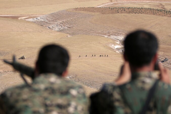 Leden van de Syrian Democratic Forces nabij Manbij.