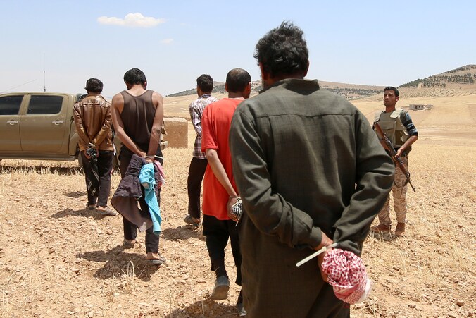 Door de Democratische Krachten van Syrië gevangengenomen mannen in de buurt van Minbij, vorige week.