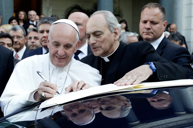 Paus Franciscus naar Marcelo Sanchez Sorondo in Vaticaanstad.
