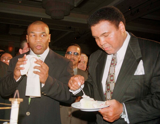 Mike Tyson naast Muhammad Ali.