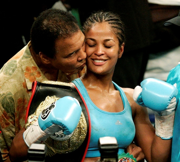 Muhammad Ali viert de overwinning van zijn dochter Laila Ali in 2005.