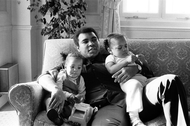 Muhammad Ali knuffelt met zijn dochters Laila en Hana in 1978.