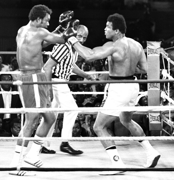 George Foreman (links) in zijn kamp tegen Ali.