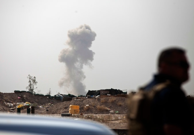 Rook stijgt op van een IS-bomauto bij de frontlinie bij Fallujah.