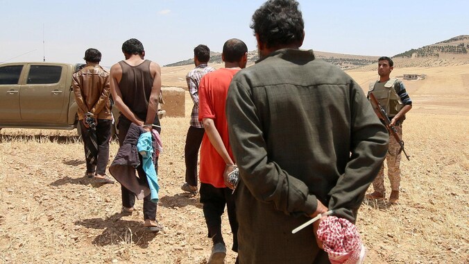 SDF neemt bij het offensief op Manbij mannen gevangen die volgens hen IS-strijders zijn
