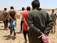SDF neemt bij het offensief op Manbij mannen gevangen die volgens hen IS-strijders zijn