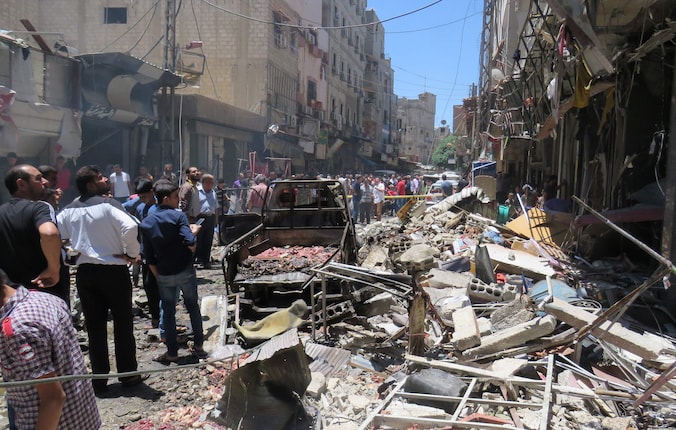Schade na een bomaanslag in Damascus.