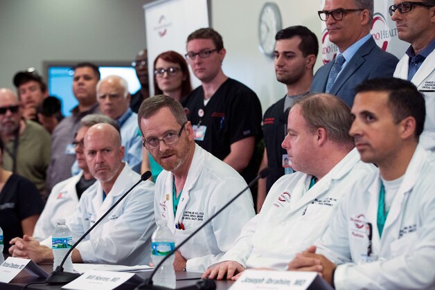 Dr. Michael Cheatham tijdens de persconferentie.