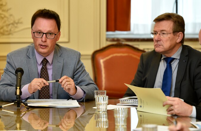 Jean Deboutte van het Agentschap van de Schuld en Financiënminister Johan Van Overtveldt (N-VA).