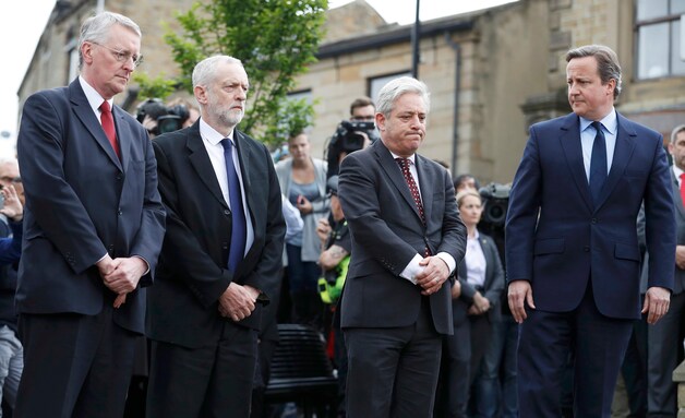 Hillary Benn (links) naast Labour-leider Jeremy Corbyn (2e links) en premier David Cameron (rechts) bij de herdenking van het vermoorde Labour-parlementslid Jo Cox vorige week.