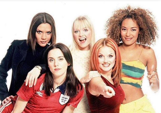 De Spice Girls, zo'n 20 jaar geleden. Victoria aka Posh Spice (linksboven) en Mel C aka Sporty Spice (linksonder) doen niet mee aan de reünie.