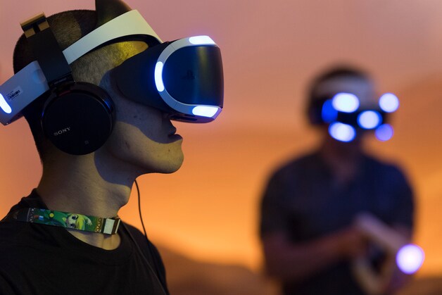 Twee spelers met een PlayStation VR-bril op. Virtual reality is een drijvende kracht in de snellere vernieuwing van de hardware in bestaande consoles.