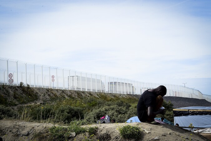 Duizenden vluchtelingen zitten in kampen aan de haven van Calais.