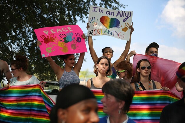De christelijke demonstranten werden aan het zicht van de rouwende familieleden en vrienden onttrokken door een groep van honderden tegendemonstranten met grote regenboogvlaggen.