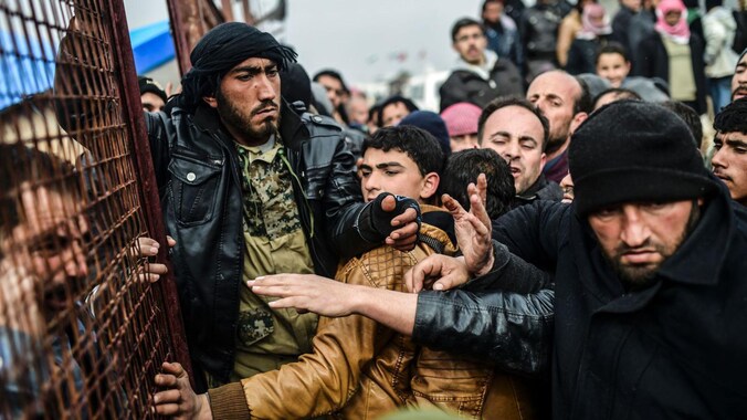 Syriërs proberen in februari de grens met Turkije over te steken.