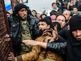 Duizenden Syriërs wachten in februari in de buurt van de stad Azaz om de grens met Turkije over te steken