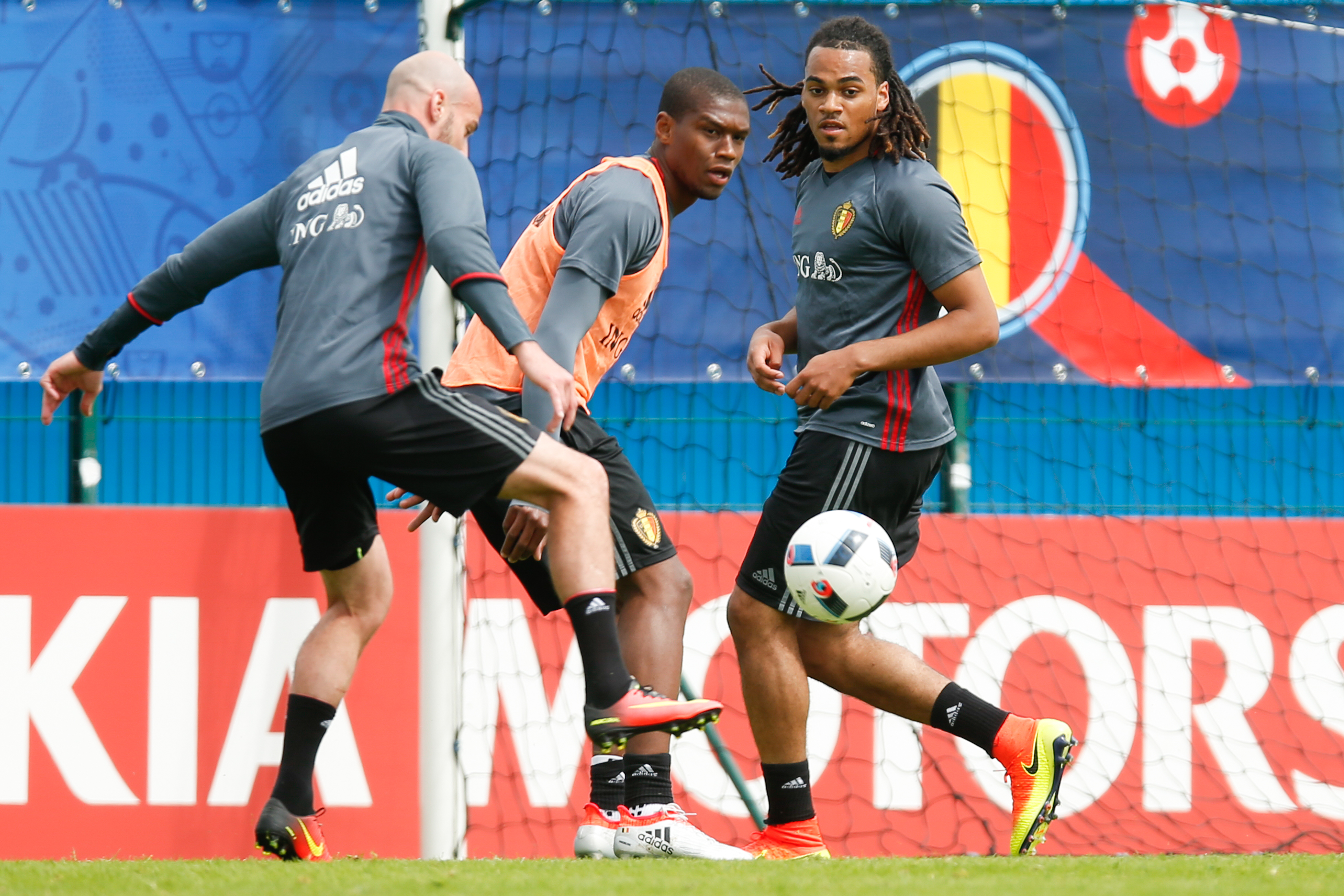 Ciman, Kabasele en Denayer op training. Speelt één van hen tegen Wales?