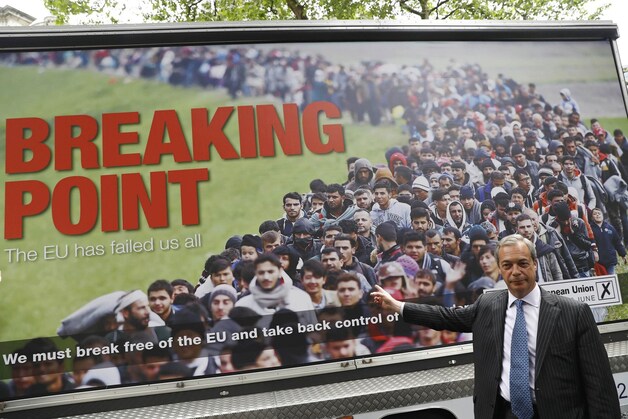 UKIP-leider Nigel Farage bij de campagneposter.