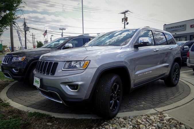Yelchin reed met een soortgelijke 2015 Jeep Grand Cherokee.