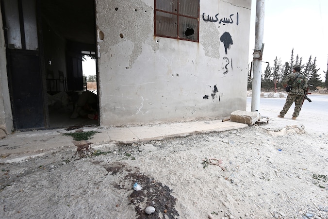 Drie weken na het begin van een offensief tegen het Noord-Syrische IS-bolwerk Manbij geraken de extremisten er steeds meer onder druk.