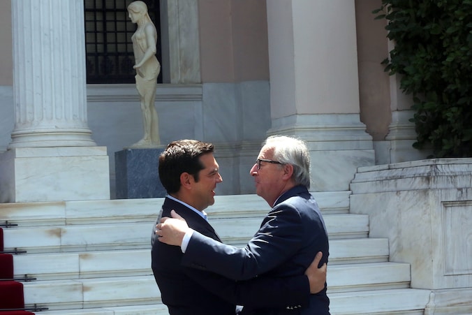 De Griekse eerste minister Alexis Tsipras (l) verwelkomt Europees Commissievoorzitter Jean-Claude Juncker in Athene.