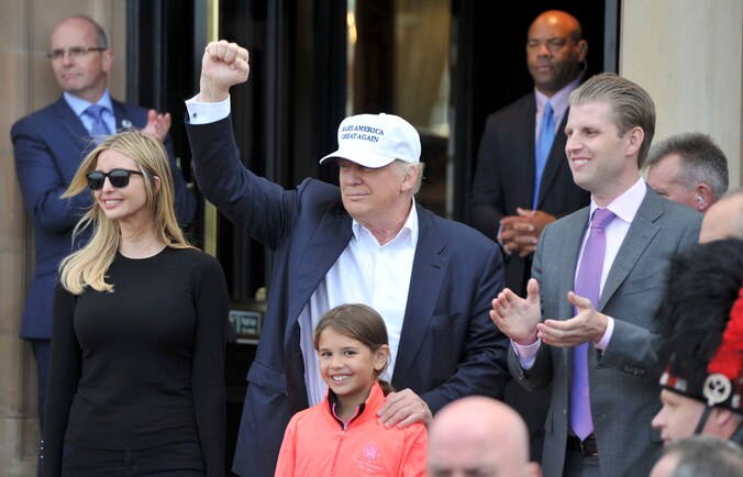 Donald Trump met zijn zoon Eric in volle kiescampagne in juni vorig jaar.