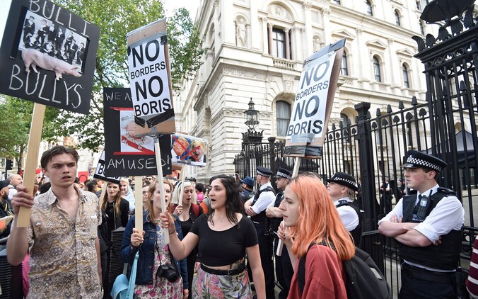 Betogers verzamelen aan 10 Downing Street in Londen.