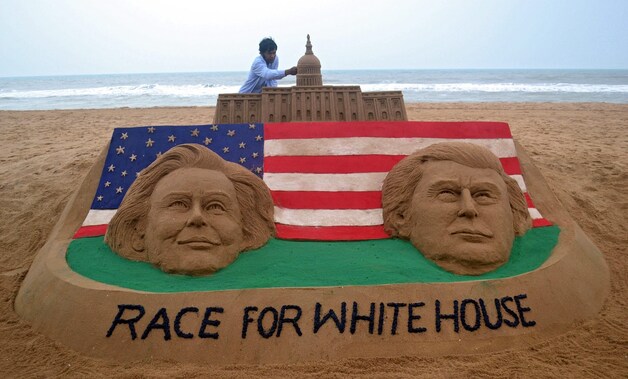 Een zandkunstenaar heeft de race om het Witte Huis op het strand van het Indiase Orrisa verbeeld.