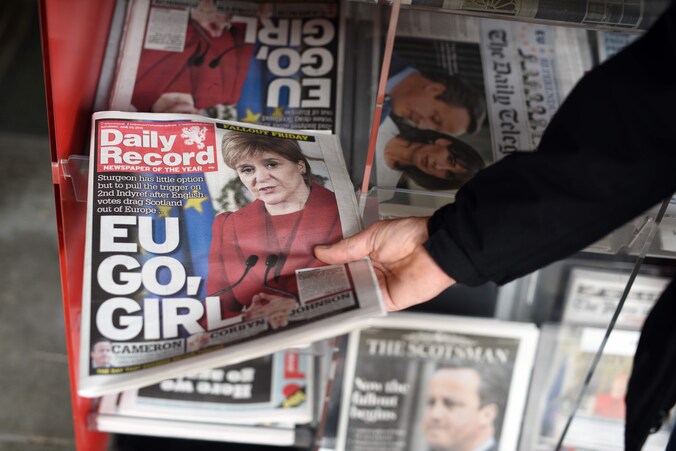 Een krant spoort premier Nicola Sturgeon aan: 'EU go, girl'.