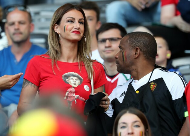 Mevrouw Witsel dit keer in t-shirt met beeltenis van haar man