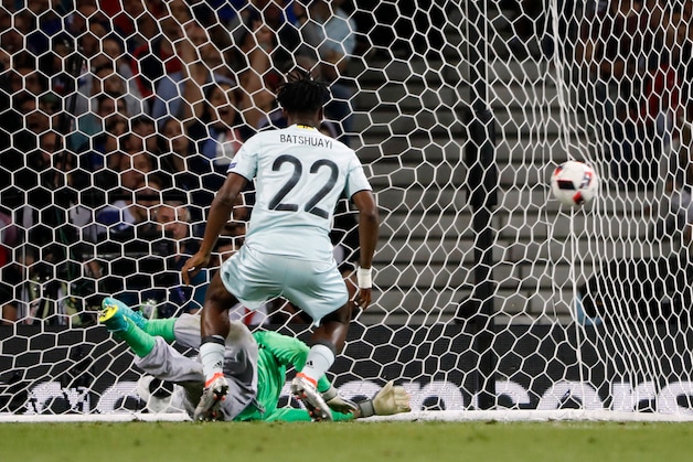 De pas ingevallen Batshuayi verloste de Belgen met de 0-2 (78')
