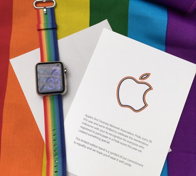 Apple gaf medewerkers die meeliepen op de GayPride een speciale regenboogkleurige horlogeband voor hun iWatch.